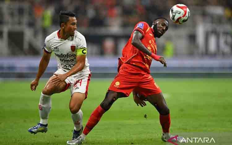 Pesepak bola Persija Jakarta Allano Brendon (kanan) berebut bola dengan pesepak bola Bali United Ricky Fajrin pada pertandingan BRI Super League di Jakarta International Stadium (JIS), Jakarta, Minggu (14/9/2025). ANTARA FOTO/Fauzan/rwa. (ANTARA FOTO/FAUZAN)