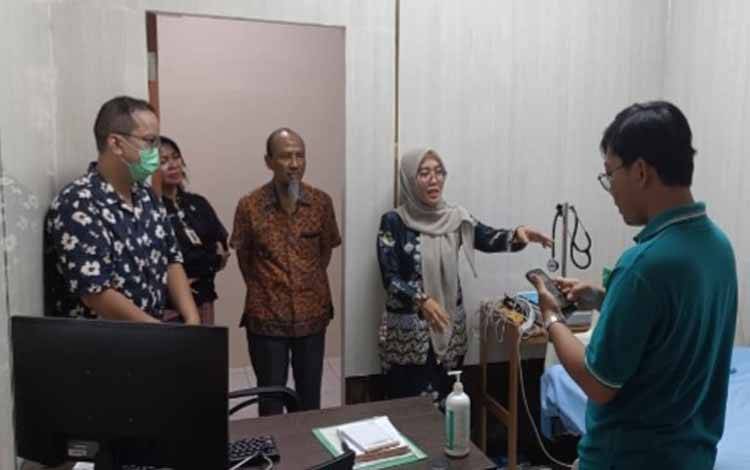 Pihak RSUD Kapuas ketika menerima kunjungan dari lapangan dari Tim Sekretaris Direktorat Jenderal Pelayanan Kesehatan Lanjutan, Kementerian Kesehatan Republik Indonesia di RSUD Kapuas pada Kamis, 11 September 2025. (Foto. RSUD Kapuas)