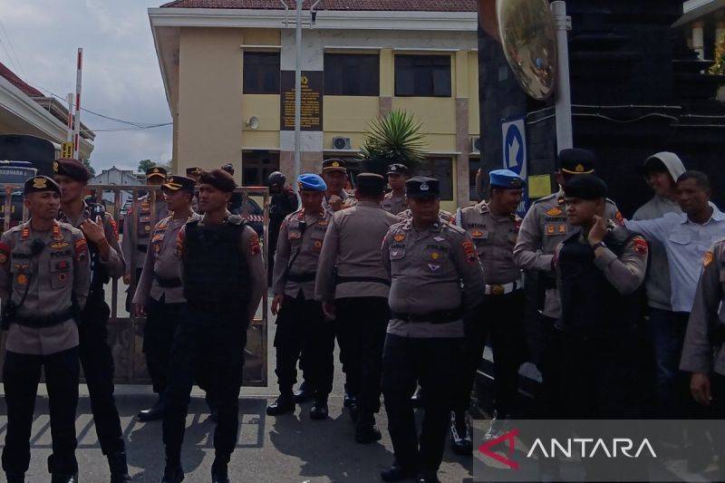 Para anggota kepolisian bersiap siaga di pintu gerbang Polres agar masyarakat tidak memasuki lokasi Polres Wonosobo, Senin (15/9/2025). ANTARA/Heru Suyitno