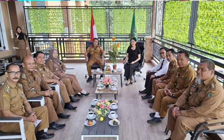 Foto bersama Bupati Pulpis bersama Camat dari 8 kecamatan, Selasa, 16 September 2025.( FOTO : RETHA)