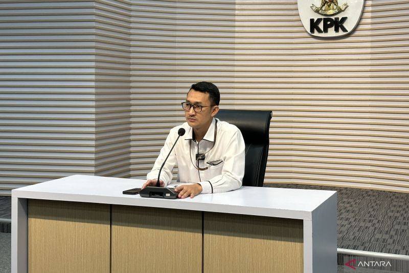 Juru Bicara Komisi Pemberantasan Korupsi Budi Prasetyo memberikan keterangan di Gedung Merah Putih KPK, Jakarta. (ANTARA/Rio Feisal)