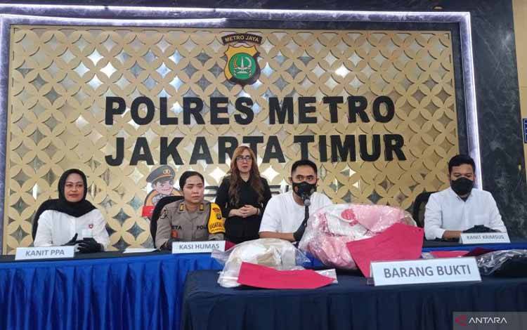 Kasi Humas Polres Metro Jakarta Timur AKP Teta bersama Kasat Reskrim Polres Metro Jakarta Timur AKBP Dicky Fertoffan saat konferensi pers di Mapolres Metro Jakarta Timur, Selasa (16/9/2025). ANTARA/Siti Nurhaliza.