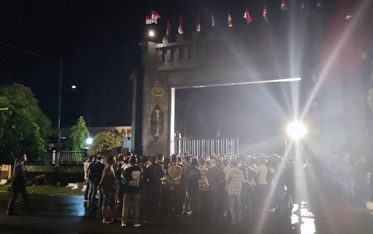 Suasana aksi massa di Mapolda Kalteng, Selasa malam, 16 September 2025.?(Foto : PATHUR)
