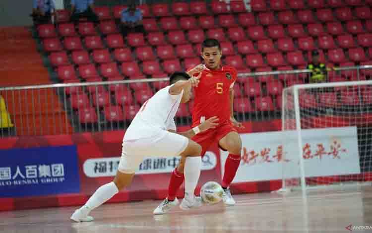 Pemain timnas futsal Indonesia, Reza Gunawan, melepaskan tembakan pada pertandingan Grup B CFA International Tournament melawan Myanmar di Shijiazhuang College Sports, Shijiazhuang, China, Sabtu. (ANTARA/HO/FFI)