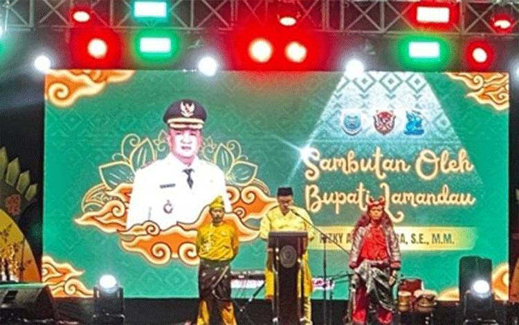 Bupati Lamandau, Rizky Aditya Putra Beri Sambutan di Penutupan Festival Budaya, di Pasar Induk Nanga Bulik, Selasa malam, 16 September 2025. (FOTO: ISTIMEWA)