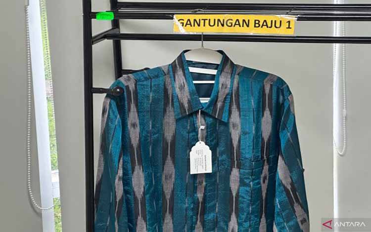 Baju sutra dengan harga limit Rp5.700 milik terpidana kasus dugaan korupsi pengadaan pupuk urea tablet di Perum Perhutani Unit 1 Jawa Tengah tahun anggaran 2010-2011 dan 2012-2013, Librato El Arif, saat ditampilkan Komisi Pemberantasan Korupsi di Rumah Penyimpanan Benda Sitaan Negara (Rupbasan) KPK, Jakarta, Senin (8/9/2025). ANTARA/Rio Feisal
