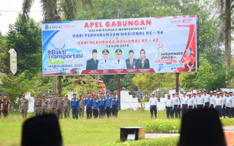 Pemerintah Kabupaten Kapuas menggelar apel gabungan dalam rangka memperingati dua hari besar nasional, yakni Hari Perhubungan Nasional (Harhubnas) ke-54 dan Hari Olahraga Nasional (Haornas) ke-42 Tahun 2025, Rabu, 17 September 2025 di halaman Kantor Bupati Kapuas. (FOTO. DISKOMINFOSANTIK KAPUAS)