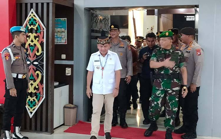 Gubernur Kalteng Agustiar Sabran bersama Pangdam XXII Tambun Bungai Mayjen TNI Zainul Arifin saat melakukan kunjungan ke Mapolda Kalteng (Foto : PATHUR)