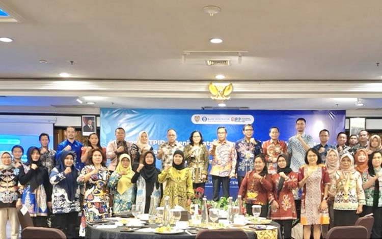 Plt Sekda Provinsi Kalimantan Tengah, Leonard S. Ampung, foto bersama saat rangkaian kegiatan sinergi TPID. (FOTO: IST)