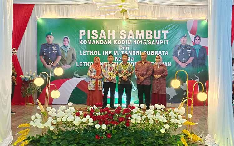 Bupati Seruyan, Ahmad Selanorwanda foto bersama pejabat baru Komandan Kodim (Dandim) 1015 Sampit dan pejabat sebelumnya, pada pisah sambut yang di gelar Pemkab Seruyan (Foto : Fahrul)