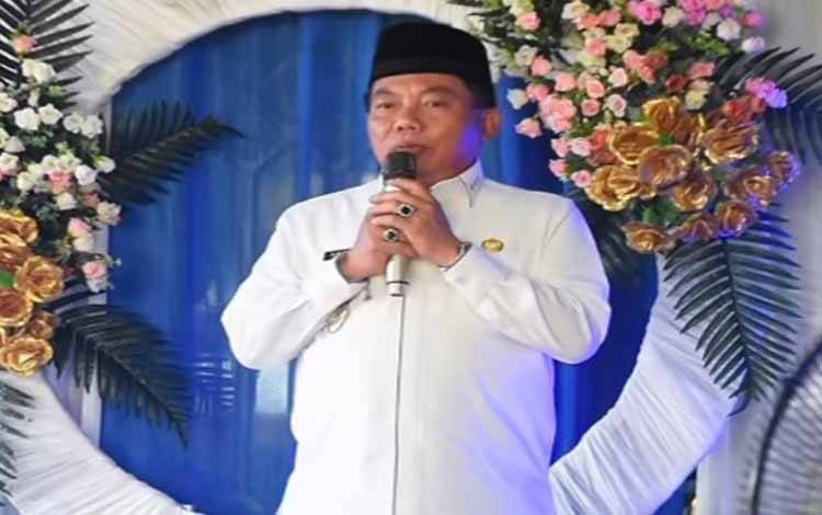 Bupati Kapuas, Wiyatno memberikan sambutannya pada peringatan Maulid Nabi di Kecamatan Bataguh, Kamis, 18 September 2025. (FOTO.Diskominfosantik Kapuas)
