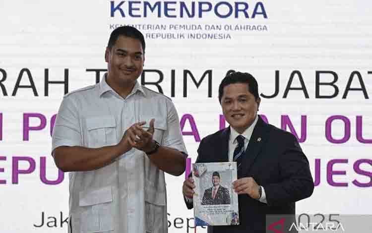 Menteri Pemuda dan Olahraga Erick Thohir (kanan) menerima memori jabatan dari pejabat lama Dito Ariotedjo (kiri) usai penandatanganan naskah serah terima jabatan (sertijab) di Kantor Kemenpora, Jakarta, Kamis (18/9/2025). ANTARA FOTO/Fauzan/sgd