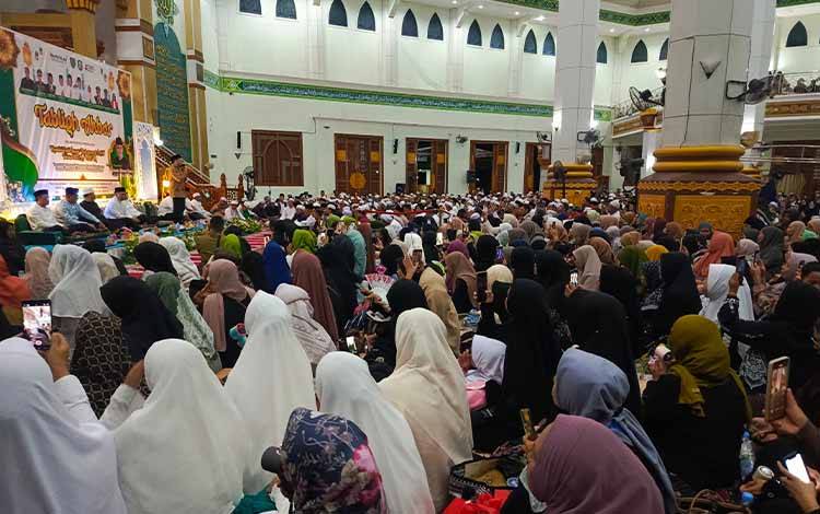 Ribuan jamaah saat mendengarkan tausiyah Ustadz Hilman Fauzi, 18 September 2025. (FOTO : DEVI)
