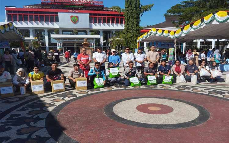 Foto bersama penyerahan doorprize saat rangkaian senam bersama di halaman kantor Gubernur Kalteng. (FOTO:BIRO ADPIM SETDA KALTENG)