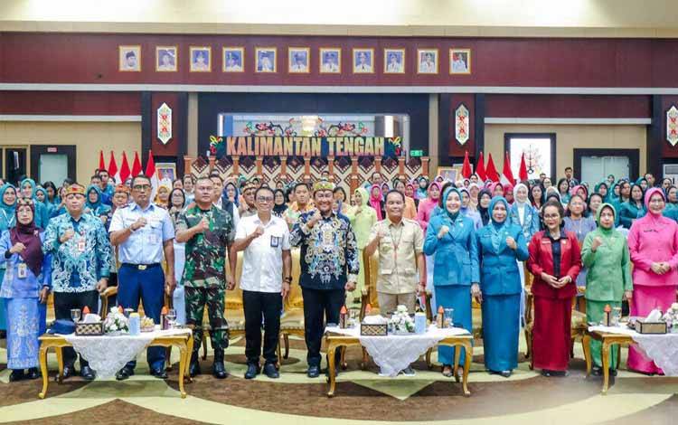 Foto bersama saat Rakerda PKK Provinsi Kalteng 2025 di Aula Jayang Tingang. (FOTO:TRA)
