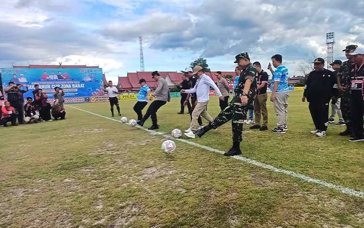 Gubernur Kalimantan Tengah Agustiar Sabran secara simbolis melakukan kick off mengawali Gubernur Cup Zona Barat, Jumat, 19 September 2025. (FOTO: DEWIP)