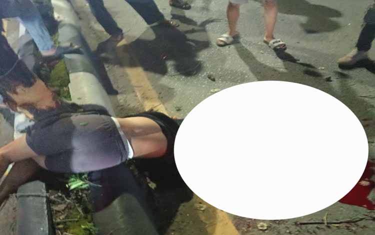 Kondisi korban meninggal dunia di TKP lakalantas di Jalan Ahmad Yani Km. 1, Banjarmasin, Minggu, 21 September 2025. (FOTO. IST)