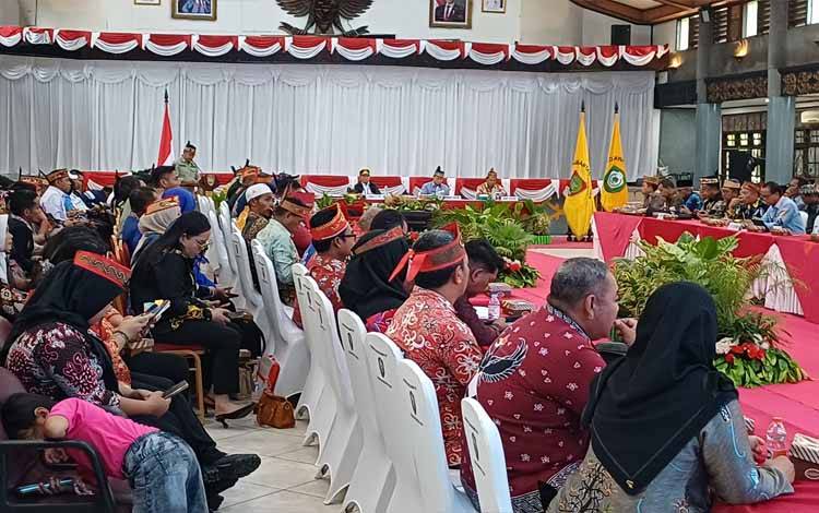 Bupati Kotawaringin Timur Halikinnor saat rapat koordinasi percepatan operasionalisasi koperasi merah putih dan kartu huma betang yang dipimpin oleh Gubernur Kalteng Agustiar Sabran di Gedung Serba Guna Sampit, Sabtu, 20 September 2025. (FOTO: DEWIP)