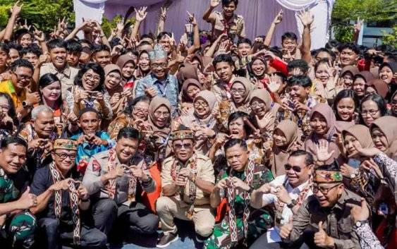 Gubernur Kalimantan Tengah, Agustiar Sabran foto bersama saat rangkaian kunjungan ke SMAN 1 Sampit. (FOTO:DISKOMINFOSANTIK KALTENG)
