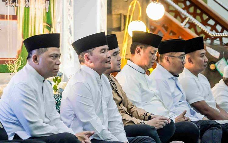 Gubernur Kalteng H. Agustiar Sabran beserta jajaran Forkopimda saat menghadiri tabligh akbar. (FOTO:ABE)