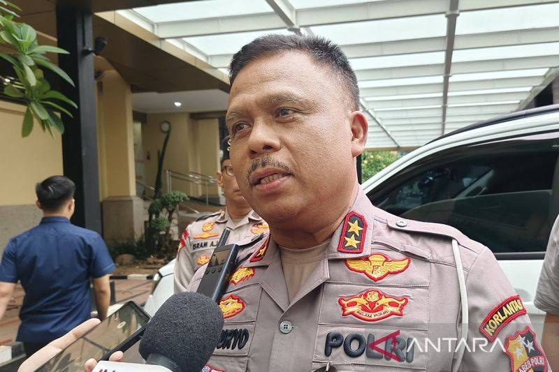Kepala Korps Lalu Lintas (Kakorlantas) Polri Irjen Pol. Agus Suryonugroho berbicara dengan awak media di Gedung Mabes Polri, Jakarta, Jumat (19/9/2025). ANTARA/Nadia Putri Rahmani/pri.