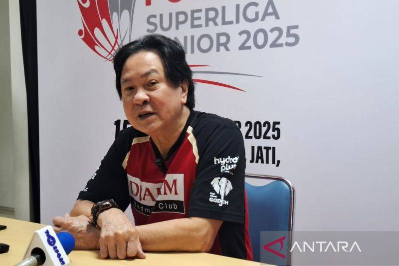 Legenda bulu tangkis Indonesia Liem Swie King memberikan keterangan pada media di GOR Djarum Kudus, Minggu (21/9/2025). ANTARA/Aditya Ramadhan