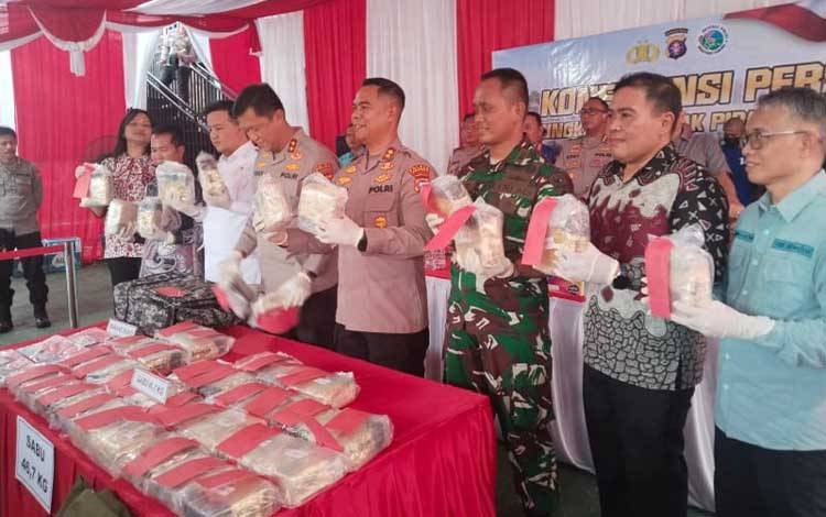 Kapolda kalteng, Irjen Iwan Kurniawan, didampingi Kapolres Lamandau AKBP Joko Handono bersama bupati Lamandau Rizky Aditya Putra, dan Forkopimda Lamandau Tunjukkan Barang Bukti Narkoba, konferensi pers di halaman kantor Polres Lamandau, Minggu , 21 september 2025. (FOTO: ISTIMEWA)