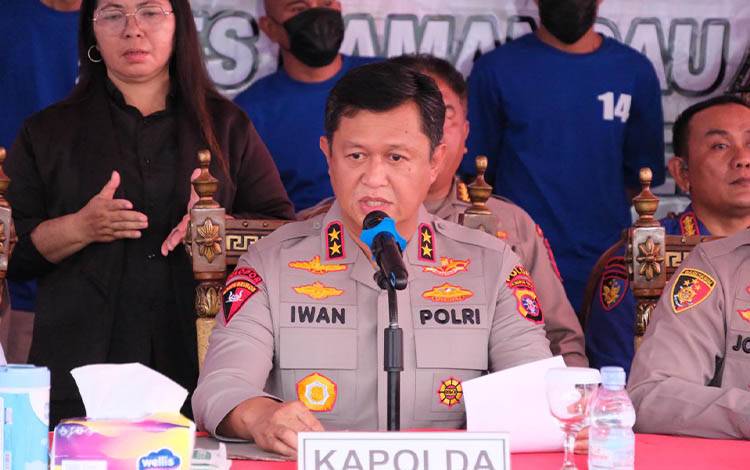 Kapolda Kalteng?Irjen Pol Iwan Kurniawan saat memimpin konferensi pers terkait kasus narkoba, Minggu, 21 September 2025. (FOTO: ISTIMEWA)