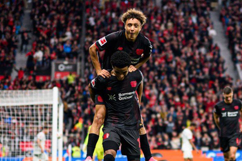 Para pemain Bayer Leverkusen berselebrasi setelah tercipta gol ke gawang Borussia Moenchengladbach pada pekan keempat Bundesliga di BayArena, Minggu (21/9) malam WIB. Pertandingan berakhir imbang 1-1. (ANTARA/X/bayer04_en)