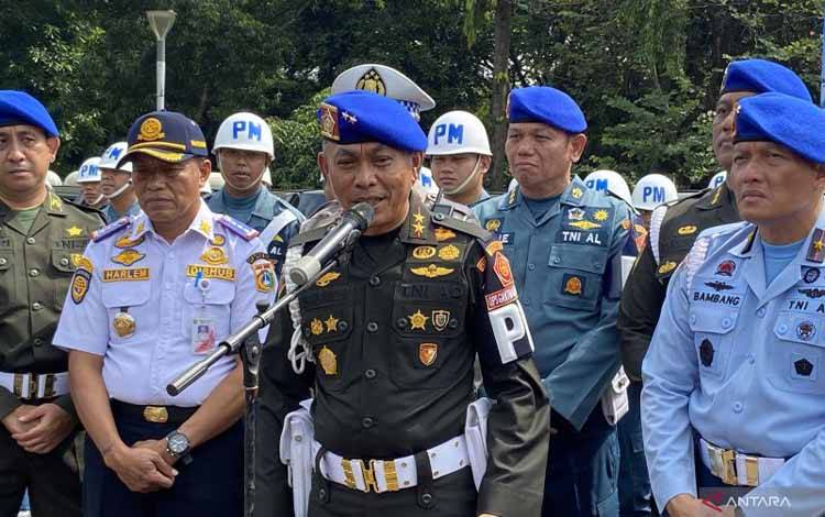 Komandan Pusat Polisi Militer TNI Mayjen TNI Yusri Nuryanto (tengah) menjawab pertanyaan wartawan di Jakarta, Senin (22/9/2025). (ANTARA/Fath Putra Mulya)