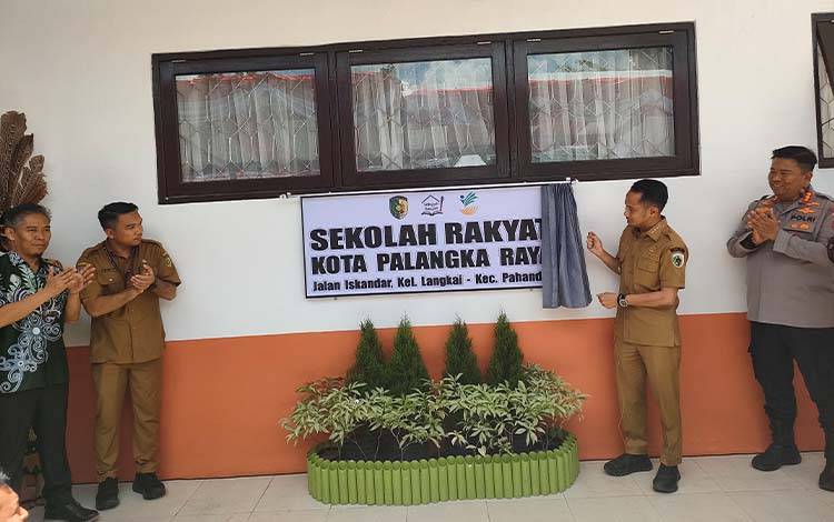 Wali Kota Palangka Raya Fairid Naparin saat meresmikan Sekolah Rakyat Palangka Raya (Foto : PATHUR)