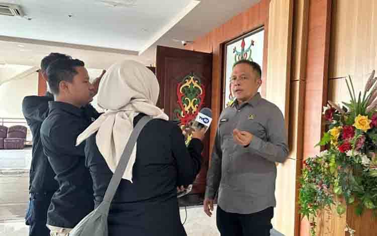 Ketua Badan Pembentukan Peraturan Daerah (Bapemperda) DPRD Palangka Raya, Khemal Nasery saat diwawancarai awak media.