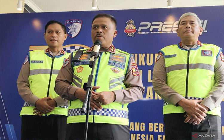 Kepala Korlantas (Kakorlantas) Polri Irjen Pol. Agus Suryonugroho (tengah) dan jajaran Korlantas Polri memberikan keterangan pers kepada awak media di Gedung STIK-PTIK, Jakarta, Senin (22/9/2025). (ANTARA/Nadia Putri Rahmani)