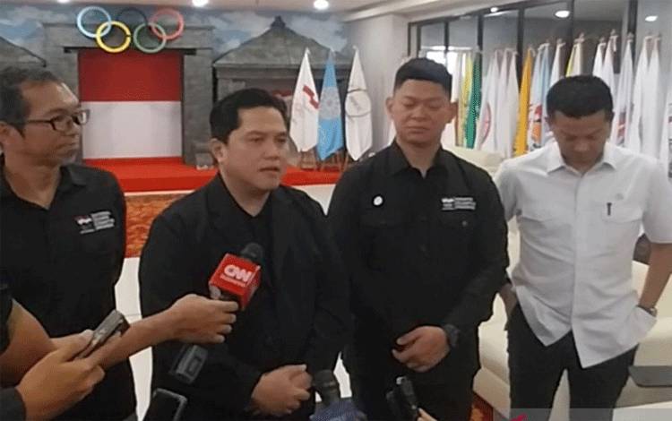 Menteri Pemuda dan Olahraga Erick Thohir (ketua kiri) memberikan keterangan kepada awak media seusai pertemuan bersama Komite Olimpiade Indonesia (KOI) di Jakarta, Senin (22/9/2025). (ANTARA/Aloysius Lewokeda)
