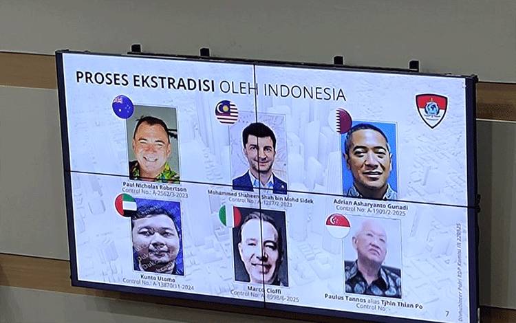 Paparan enam WNI buronan internasional yang dalam proses ekstradisi oleh Indonesia dari Kepala Divisi Hubungan Internasional (Hubinter) Polri Brigjen Pol. Amur Chandra Juli Buanadalam Rapat Dengar Pendapat Komisi III DPR di Kawasan Parlemen, Jakarta, Senin (22/9/2025). (ANTARA/Aria Ananda)