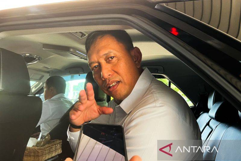 Direktur Utama Perum Bulog Ahmad Rizal Ramdhani menjawab pertanyaan ANTARA ditemui seusai menghadiri Rapat Koordinasi Percepatan Pelaksanaan Program Hilirisasi Komoditas Prioritas Perkebunan yang digelar Kementerian Pertanian di Jakarta, Senin (22/9/2025). ANTARA/Harianto
