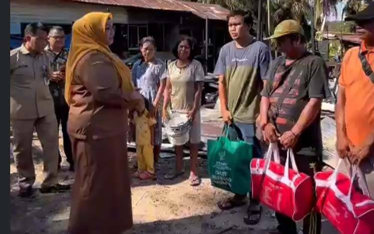 Wakil Bupati Kotawaringin Timur Irawati menyalurkan bantuan kepada korban kebakaran di Desa Tanah Putih, Kecamatan Telawang. (FOTO: IST)
