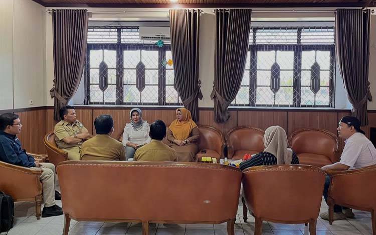 Wakil Bupati Kotawaringin Timur Irawati rapat menyiapkan vendor makanan bergizi untuk Sekolah Rakyat. (FOTO: IST)
