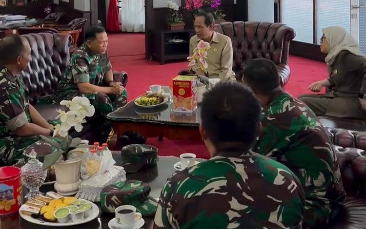 Ketua DPRD Kalteng Arton S Dohong saat menerima kunjungan dari Pangdam XXII Tambun Bungai Mayjen TNI Zainul Arifin di DPRD Kalteng (Foto : IST)