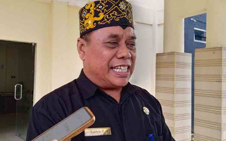 Plt Kepala Dinas Pemberdayaan Perempuan,Perlindungan Anak, Pengendalian Penduduk dan Keluarga Berencana ( DP3AP2KB) Bakhzar Effendi saat diwawancara, Selasa, 23 September 2025. (FOTO: RETHA)?