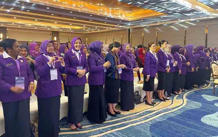Ketua Tim Pembina Posyandu Provinsi Kalimantan Tengah Aisyah Thisia Agustiar Sabran (tiga kiri). (FOTO: BIRO ADPIM SETDA KALTENG)