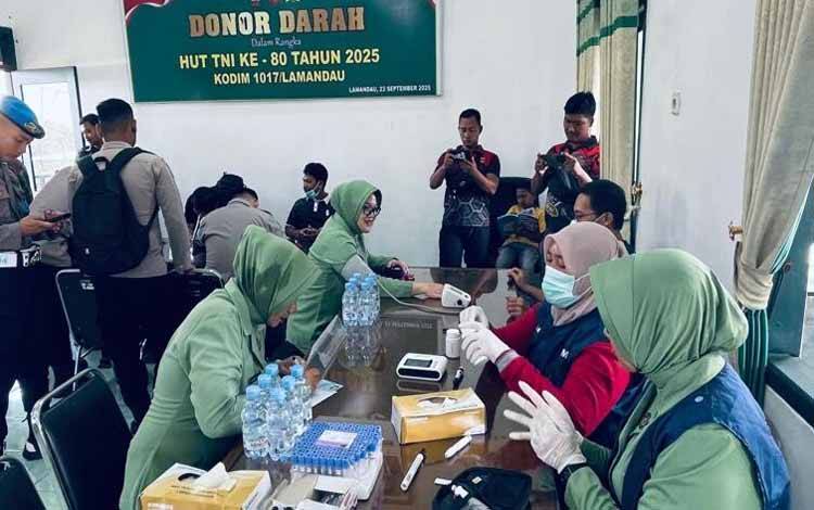 Donor Darah HUT ke-80 TNI di Kodim 1017 Lamandau.(FOTO: NATALIA KRISTIN)
