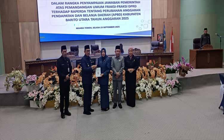 DPRD Barito Utara kembali menggelar rapat paripurna III, dalam rangka jawaban pemerintah terhadap jawaban atas pandangan umum fraksi-fraksi DPRD Kabupaten Barito Utara dalam Rapat Paripurna III Masa Sidang I Tahun 2025 di Gedung DPRD, Selasa 23 September 2025.(foto: Dhani)