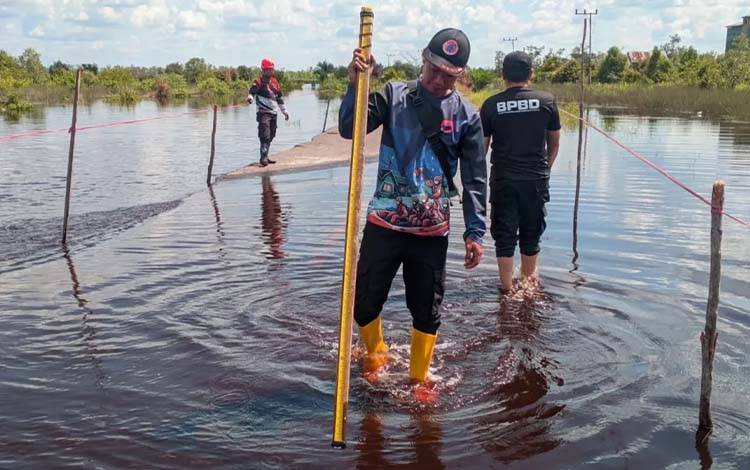 TRC BPBD Palangka Raya saat melakukan pengecekan debit air di Kelurahan Petuk Katimpun (Foto : TRC BPBD Palangka Raya)