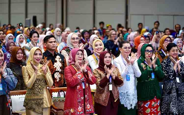 Ketua Dekranasda Kalteng Aisyah Thisia Agustiar Sabran (tengah barisan kedua) mengikuti rangkaian Rakernas Dekranasda. (FOTO: BIRO ADPIM SETDA KALTENG)