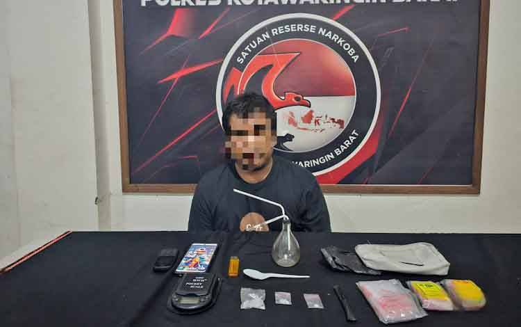 Pelaku kasus kepemilikan narkoba saat ditahan di Mapolres Kobar.
