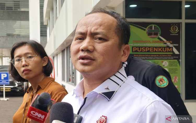 Kepala Pusat Penerangan Hukum (Kapuspenkum) Kejaksaan Agung Anang Supriatna berbicara dengan awak media di Gedung Kejaksaan Agung, Jakarta, Kamis (18/9/2025). (ANTARA/Nadia Putri Rahmani)