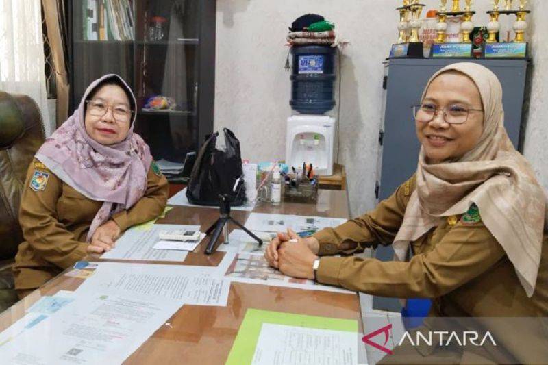 Kepala Bidang Pencegahan dan Pengendalian Penyakit (P2P) Dinas Kesehatan Kabupaten Pulang Pisau Mimiwati didampingi staf Sutarti. ANTARA/Dita Marsena