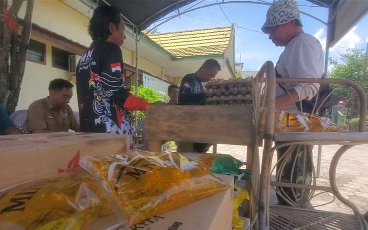 Aktivitas jual beli sembako di Koperasi Merah Putih Kelurahan Mentawa Baru Hilir. (FOTO: IST)