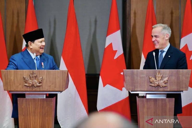 Presiden Prabowo Subianto (kiri) dan Perdana Menteri Kanada Mark Carney memberikan pernyataan bersama selepas pertemuan bilateral di West Block, Parliament Hill, Ottawa, Kanada, Rabu (24/9/2025). Pertemuan dengan PM Carney merupakan agenda utama kunjungan Presiden Prabowo di Kanada. ANTARA/HO-BPMI Sekretariat Presiden.